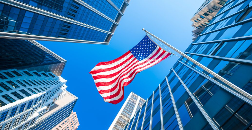 US-Fahne zwischen Hochhäusern